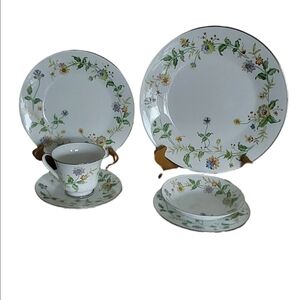 Noritake "NOUVEAU" #2402 Made In Japan 5 Place Setting Dinneware‎